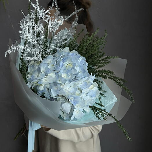 Букет голубой гортензии с аспарагусом