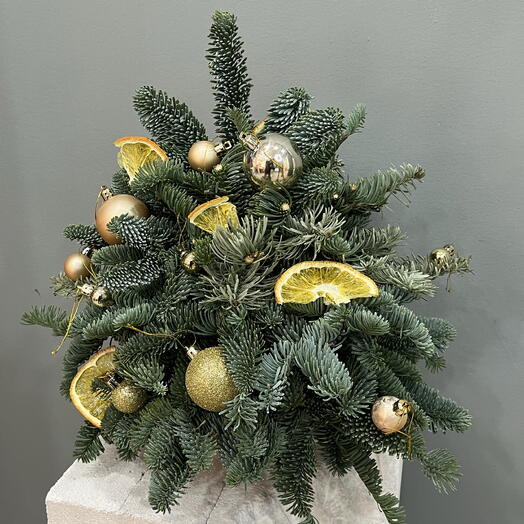 Елка из нобилиса с золотыми игрушками