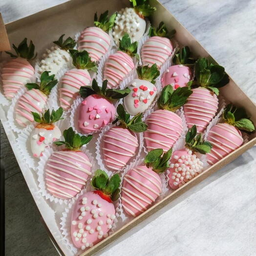 Клубника в розовом шоколаде 20 шт
