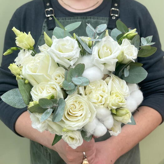 Букет невесты из эустом и белых роз с хлопком и эвкалиптом