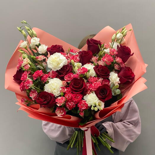 Контрастный премиум букет с розой эксплорер, кустовой розой, диантусами и эустомой