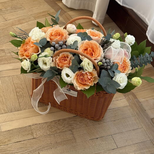 Корзина с цветами в персиковых оттенках