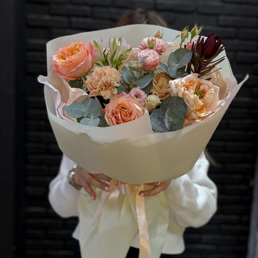 Сборный букет с пионовидной розой, диантусом и ароматным эвкалиптом