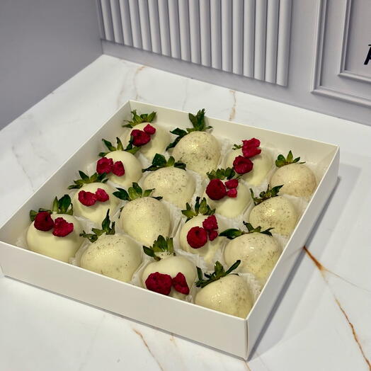 Клубника в белом шоколаде 16 ягод