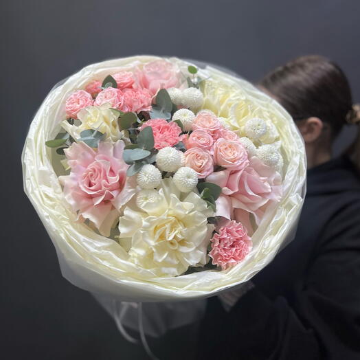 Нежный букет микс из французских и пионовидных кустовых роз и хризантем