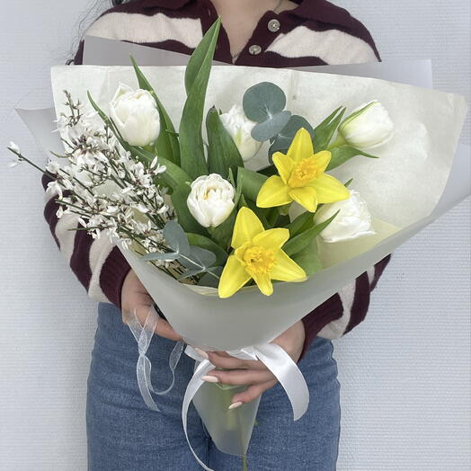 Весенний букет с нарциссами, пионовидными тюльпанами и ароматной генистой