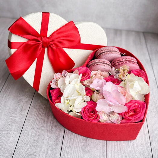 SWEET: Валентинка цветы в коробке с печеньем макарон | девушке жене любимой | 14 февраля День влюблённых День Валентина