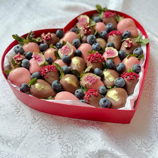 Сердце из клубники в шоколаде "berries"размер XL