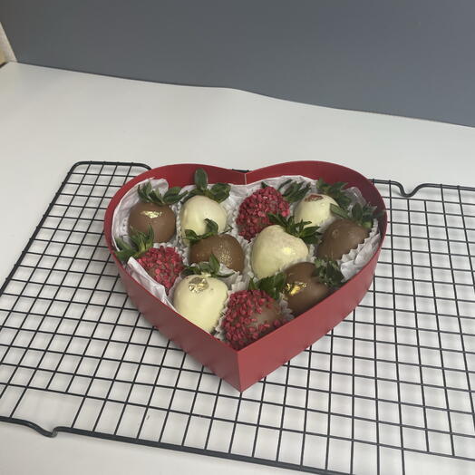 Клубника в шоколаде в коробке сердце 20 см