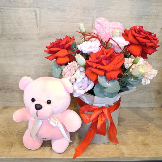 Алые французские розы в коробке с Мишкой