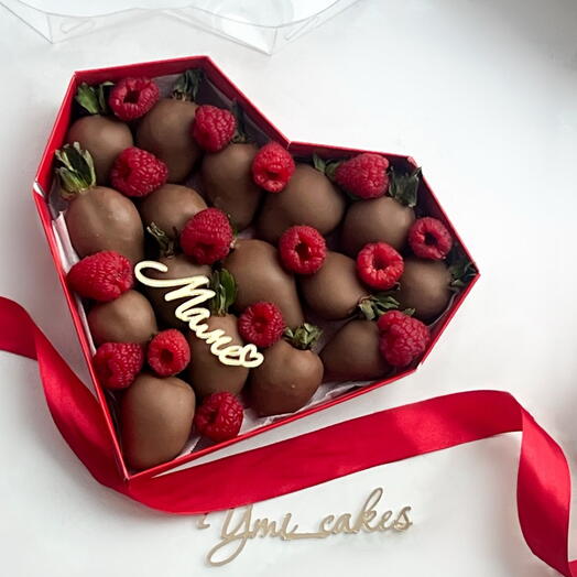 Клубника в шоколаде для мамы в коробочке «Сердце» Premium Raspberry, 12-16 ягод