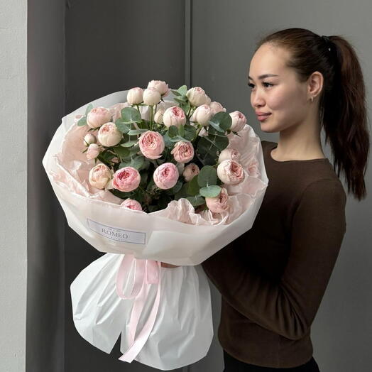 Милый букет из пионовидных спрей роз