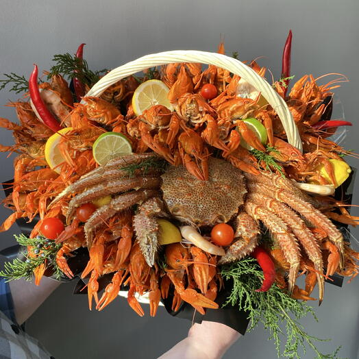 Корзина с крабом и раками