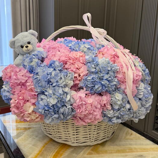 Композиция Гортензий в корзине
