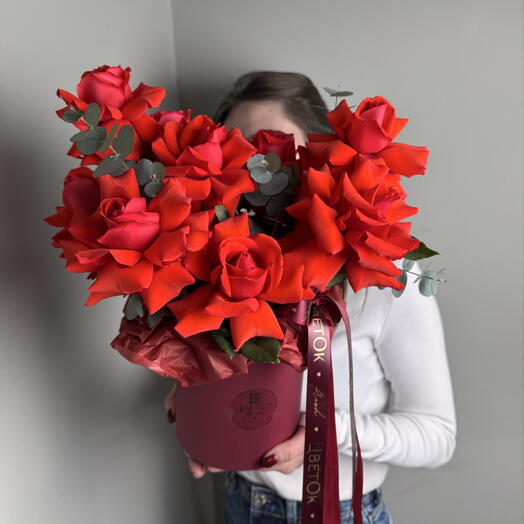 Цветочный бокс с французскими Розами и эвкалиптом