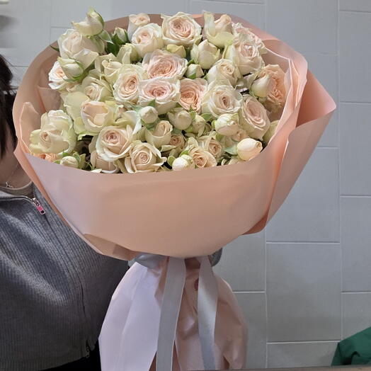Пышный нежный букет из персиковой кустовой розы🧡