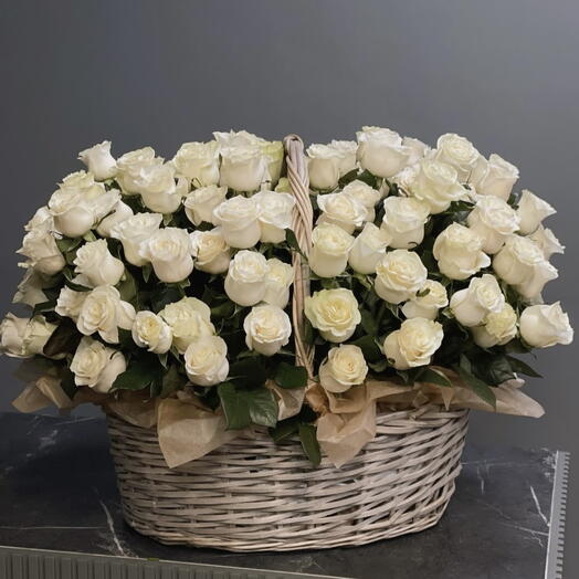 Корзина с цветами 101 белая Роза