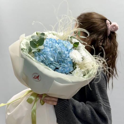 Элегантный букет с голубой гортензией и кустовой хризантемой, 236