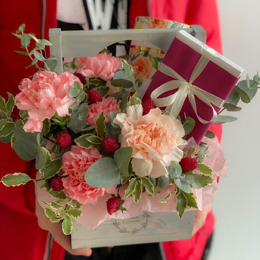 Подарочный набор с цветами, чаем и шоколадом