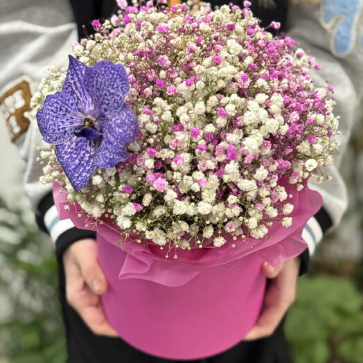 Шляпная коробка из радужных гипсофил на 8 марта