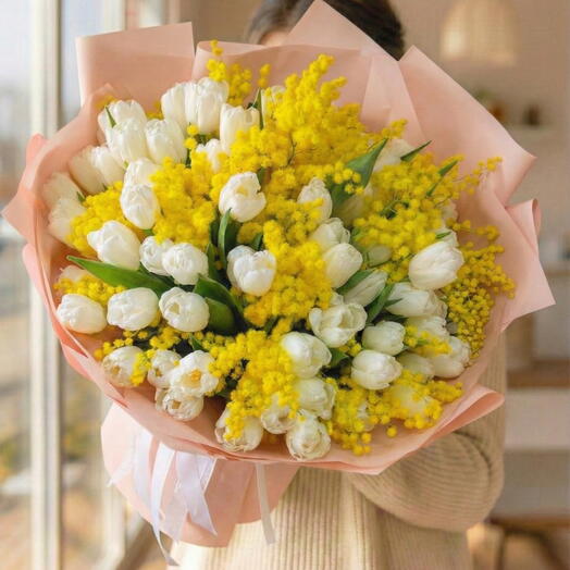 Бело-желтый микс тюльпанов с мимозой