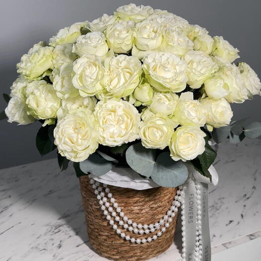 Корзина с пионовидными розами