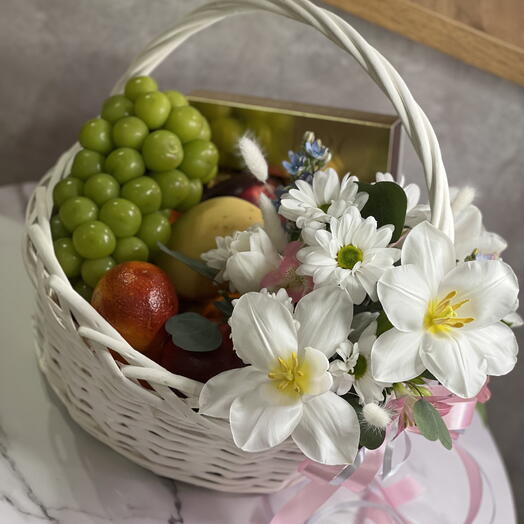 Корзина с цветами и фруктами
