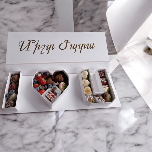 Клубника в шоколаде в подарочной упаковке