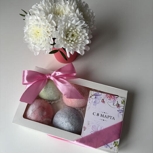 Моти в наличии 8 марта