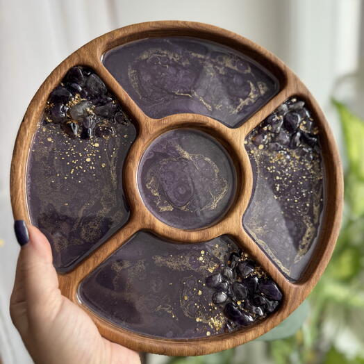 Менажница из дуба с эпоксидной смолой и натуральными камнями