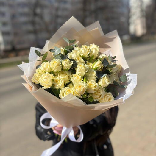 Букет из белых кустовых роз с эвкалиптом