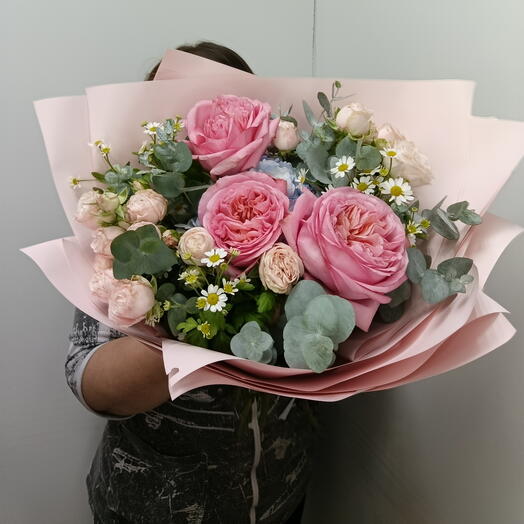 Авторский букетик роза пионовидная, ромашка, роза пионовидная кустовая, эвкалипт