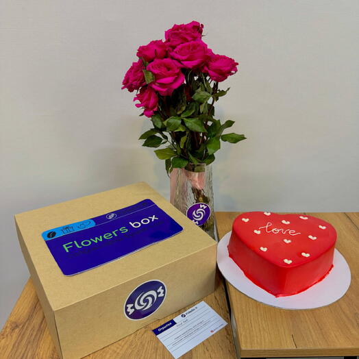 «Flowers box» подарочный бокс с цветами и красивым тортиком