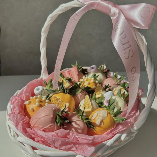 Корзина из клубники в шоколаде 17-18 шт