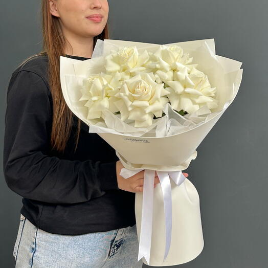 Букет из белых ажурных роз