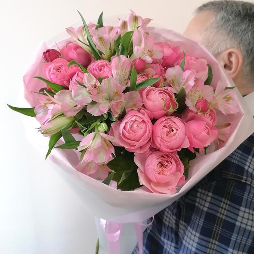 Элегантный букет из пионовидных кустовых роз Silva Pink и альстромерий