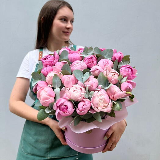 Пионы розовые Сорта Сара Бернар в шляпной коробке «Версаль»