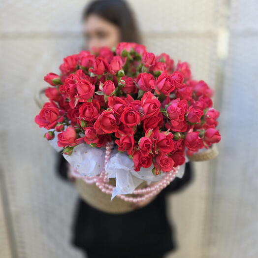 Корзина "Вишнёвый Тирамису" 🍒(розовые кустовые розы в джутовой корзине)