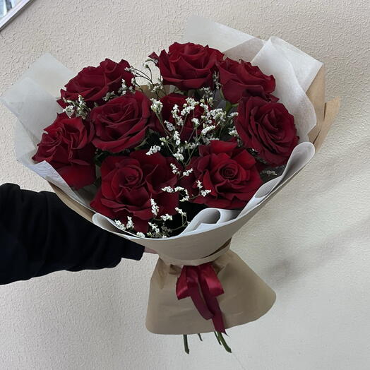 Букет из бордовых роз в крафте