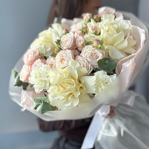 Букет из французских, кустовых роз и диантусов