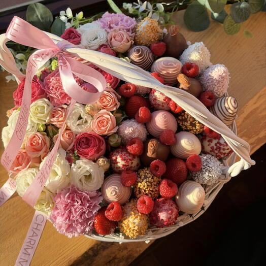 Premium корзина (клубника в шоколаде + цветы)