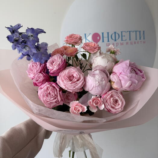 Букет ароматный с пионами, дельфиниумом и кустовой розой