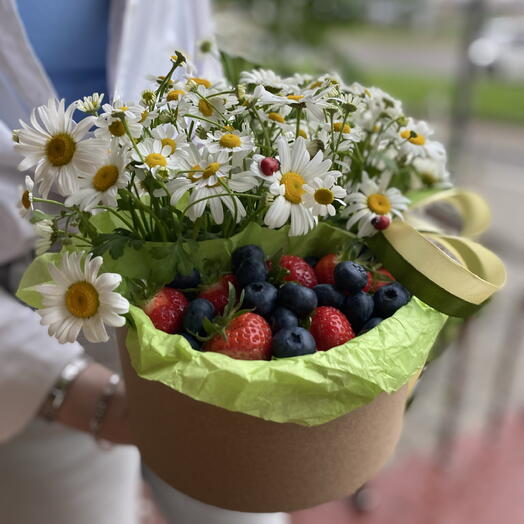 Цветы с клубникой