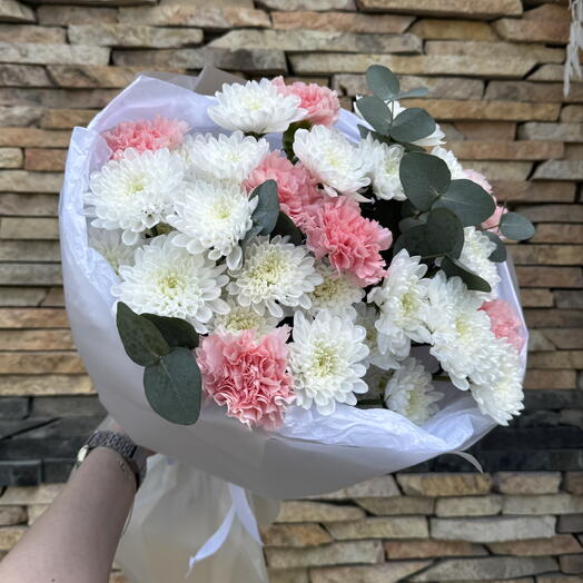 Авторский букет из кустовых хризантем, диантусов и эвкалипта