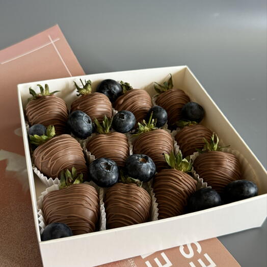 Chocolate-covered strawberries 9–12 pcs "Classic"