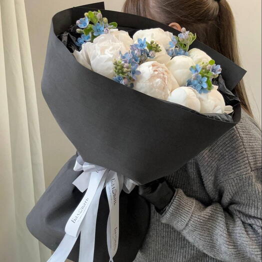 🖤 Полярная ночь : букет белые пионы и голубые незабудки стильном оформлении
