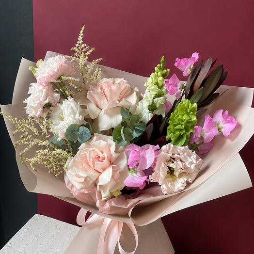 Воздушный букет: французские розы, лизиантус, латирус