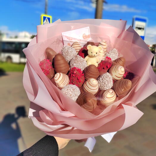 Букет клубники в шоколаде с мишкой