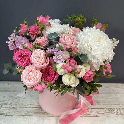 Нежная коробочка с кустовыми пионовидными розами и хризантемой🌸