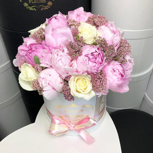 Пионы с розами в коробке - 29 шт